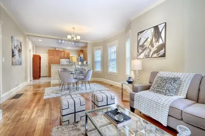 922 E Broadway #1