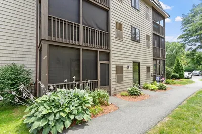 10 Village Ln #4