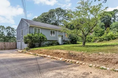 76 Spectacle Pond Dr