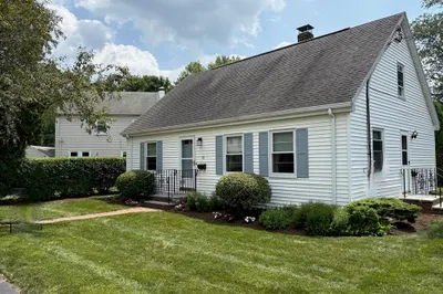 33 Meadowbrook Road