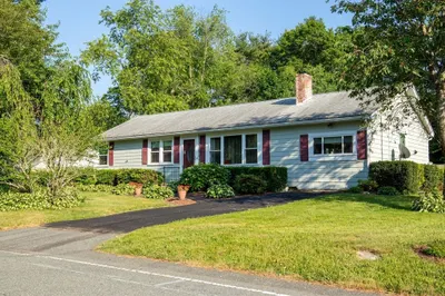 16 Nicholson Dr