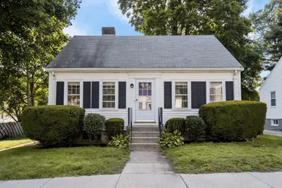 8 Roland St