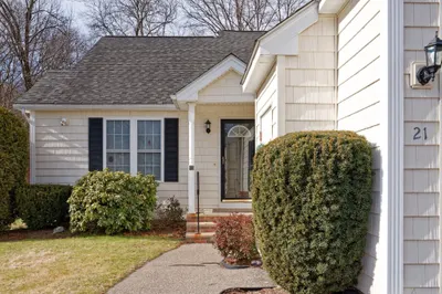 21 Surry Dr #21