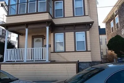 125 Niagara St #1