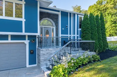 10 Robert Dr 1