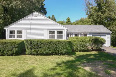 51 Edgewater Dr