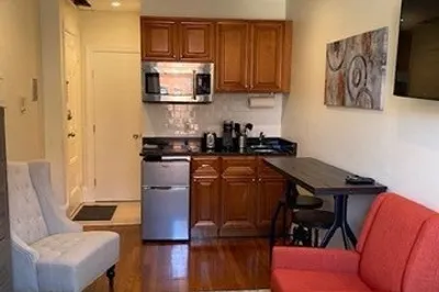 302 Newbury St #06