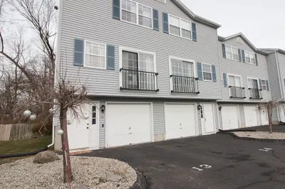 13 Waters Edge Dr #13