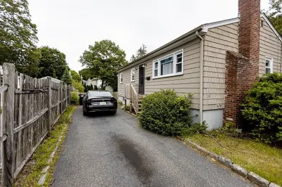 24 Curve St