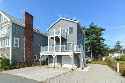121 Edgewater Dr