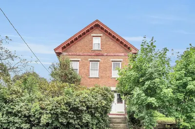 160 Pleasant St 1
