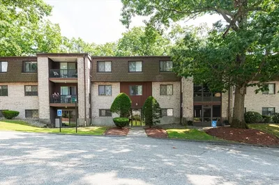 3 Greenbriar Dr #304 1