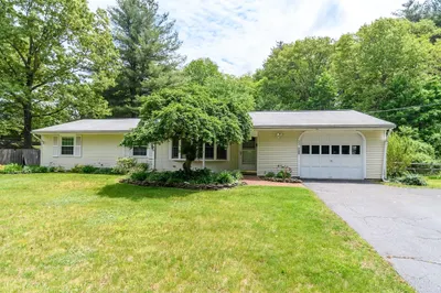 33 Eisenhower Rd 1