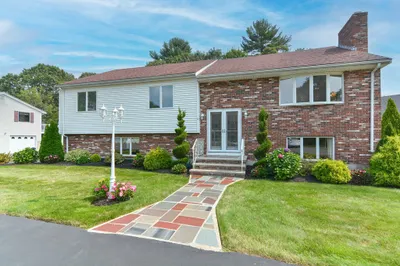 8 Oakridge Dr