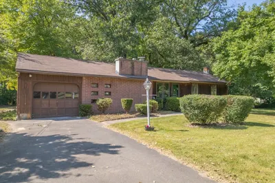 4 Meadowood Drive 1