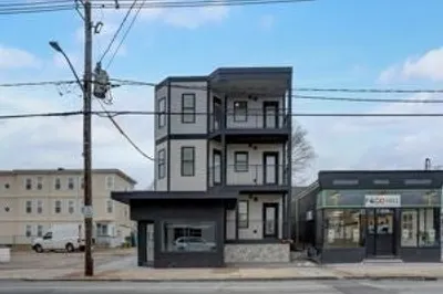 1049 Main St 1