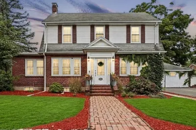66 Damon Rd 1