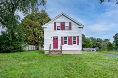 562 Waquoit Hwy 1