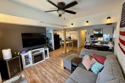 466 Newbury St #27 1