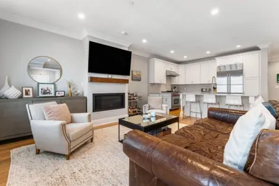 201 W 8th St #1