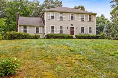 4 Colonial Dr 1