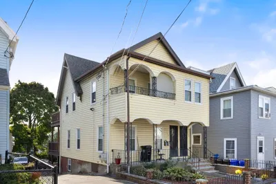 127-129 Franklin St
