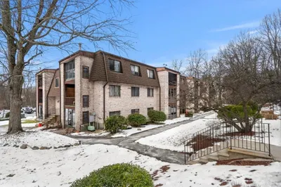 7 Greenbriar Dr #304 1