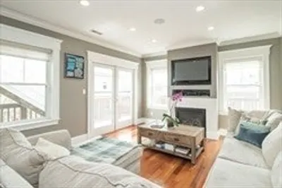 117 W 3rd St #3