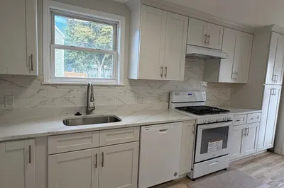 61-63 Pelham St #61 1