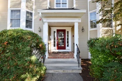 305 Carriage Ln #305 1
