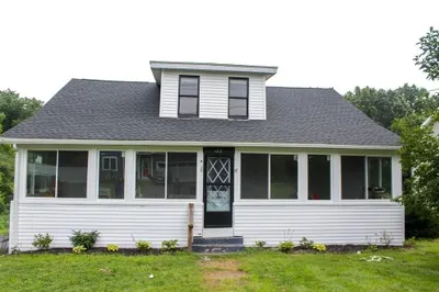 122 Ludlow Rd 1