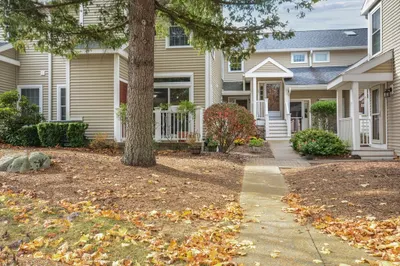 77 Bradford Commons Ln #77 1