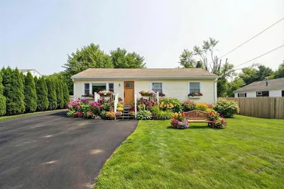 10 Longmeadow Dr