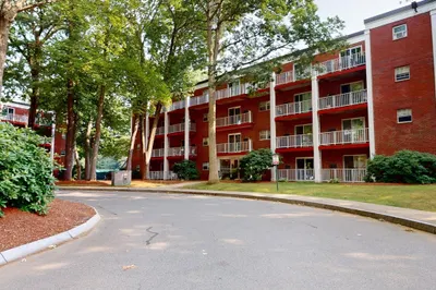 55 Greentree Ln #13 1