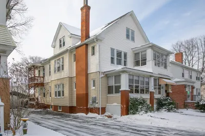 194-196 W Franklin St 1