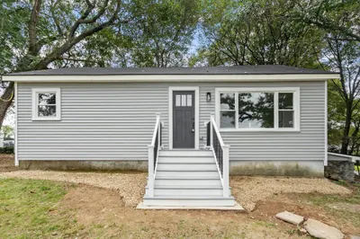 186 Pleasant St 1