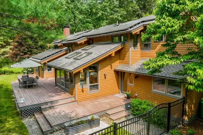 343 Russell St 1