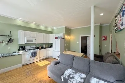 371-373 Dorchester St #1 1