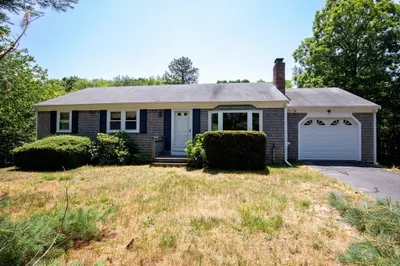90 Village Ln 1