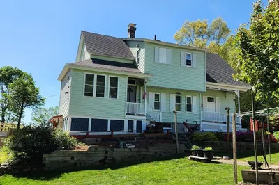 60 Circuit Ave S, Ave