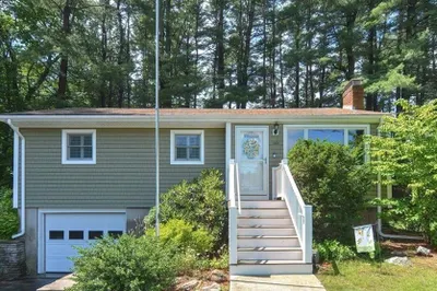464 Coronation Dr
