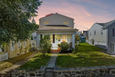 24 Oak Tree Rd