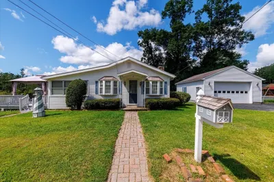 1 Freeman Ave 1