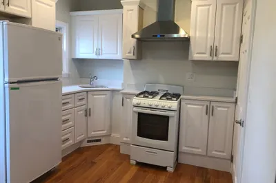 176 W. Sixth St #3 1