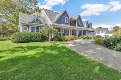 220 Dunrobin Rd 1