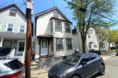 7 Dickinson St