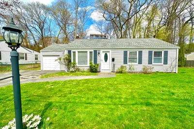 19 Old Country Way 1