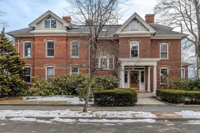 61 Crescent St #8 1