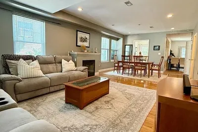 41-43 Port Norfolk St #1L