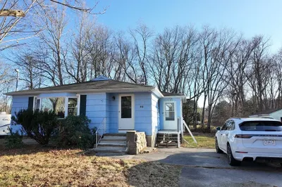 90 Hartford Ave W Ave